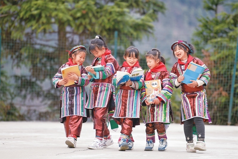 位于貴州省黔東南苗族侗族自治州從江縣大山深處的西山鎮(zhèn)中寨教學點，是一所全校均為瑤族學生的“微小學”。近年來，隨著教學條件逐漸改善，學校發(fā)生了翻天覆地的變化。圖為2023年2月16日，領到新書的瑤族學生在一起交流。 新華社記者 楊文斌/攝