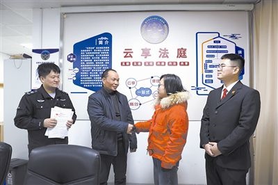  圖②：雙方當(dāng)事人達(dá)成調(diào)解協(xié)議，握手言和。