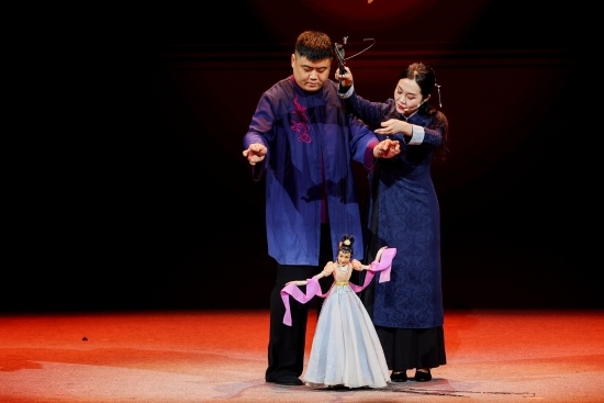 “何以中國·向海泉州”網(wǎng)絡(luò)主題活動現(xiàn)場，蔡思雅和搭檔表演提線木偶戲。