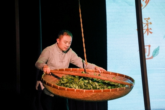 “何以中國·向海泉州”網(wǎng)絡(luò)主題活動現(xiàn)場，魏嘉宏表演搖青。