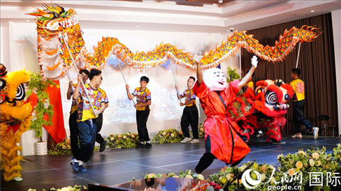 在菲留學(xué)生通過舞龍舞獅表演呈現(xiàn)中華優(yōu)秀傳統(tǒng)文化魅力。人民網(wǎng)記者樊帆 攝