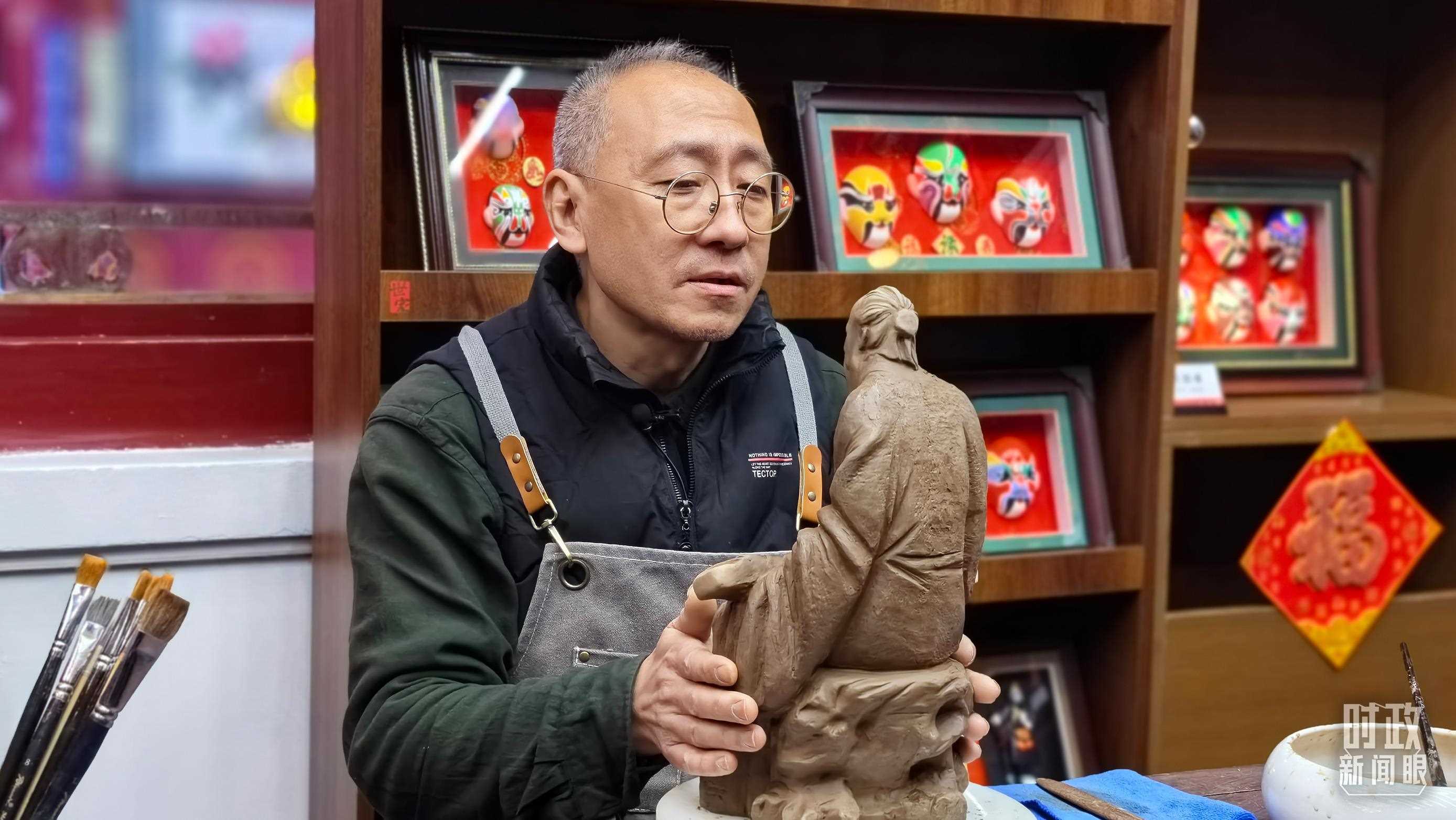 △“泥人張”的匠人正在雕塑。（總臺(tái)央視記者潘毅拍攝）