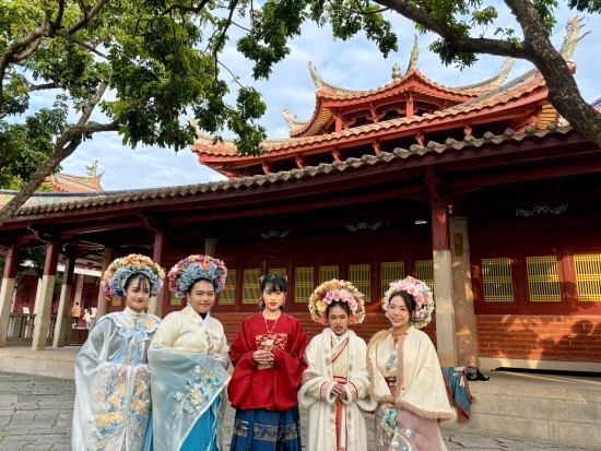 泰國留學(xué)生頭戴蟳埔簪花圍在開元寺留影。人民網(wǎng)記者 金慧慧攝