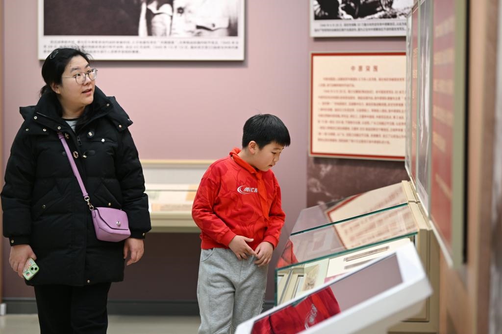 2024年1月28日，家長帶著孩子在平津戰(zhàn)役紀(jì)念館內(nèi)參觀。