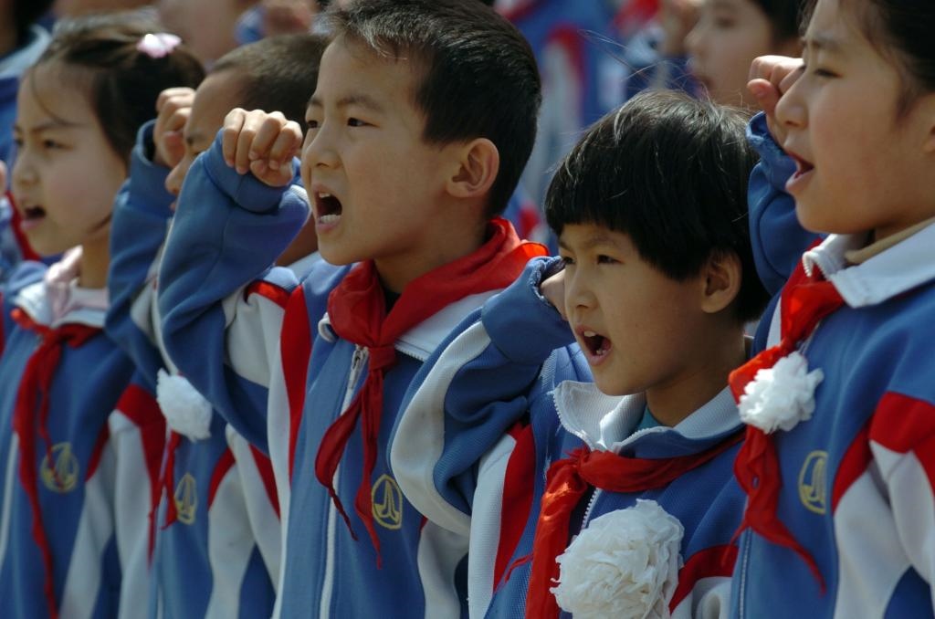 2006年4月5日，天津緣誠小學(xué)的同學(xué)們來到平津戰(zhàn)役紀(jì)念館祭奠英烈，表達(dá)對革命先烈的緬懷之情。