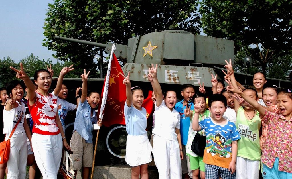 2003年7月31日，天津市紅橋區(qū)躍進(jìn)里小學(xué)少先隊員來到平津戰(zhàn)役紀(jì)念館“功臣號坦克”前，開展以“揚軍威做革命接班人”為主題的隊日活動?！鞍艘弧苯ㄜ姽?jié)前夕，天津市在少先隊員中廣泛開展“仰望革命英烈頌我軍威”等紀(jì)念活動。