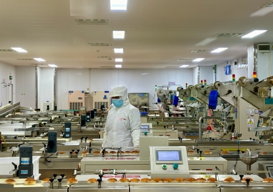 盼盼5G智慧工廠生產線正在進行產品質檢。人民網記者 金慧慧攝