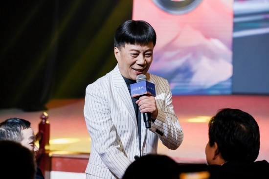 “何以中國·向海泉州”網絡主題活動現(xiàn)場，陳百潭演出時與觀眾互動。泉州廣播電視臺供圖