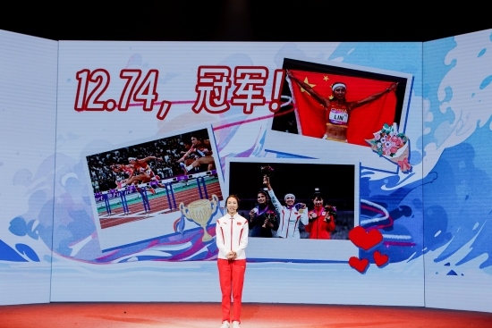 “何以中國·向海泉州”網絡主題活動現(xiàn)場，林雨薇講述奪冠經歷。泉州廣播電視臺供圖