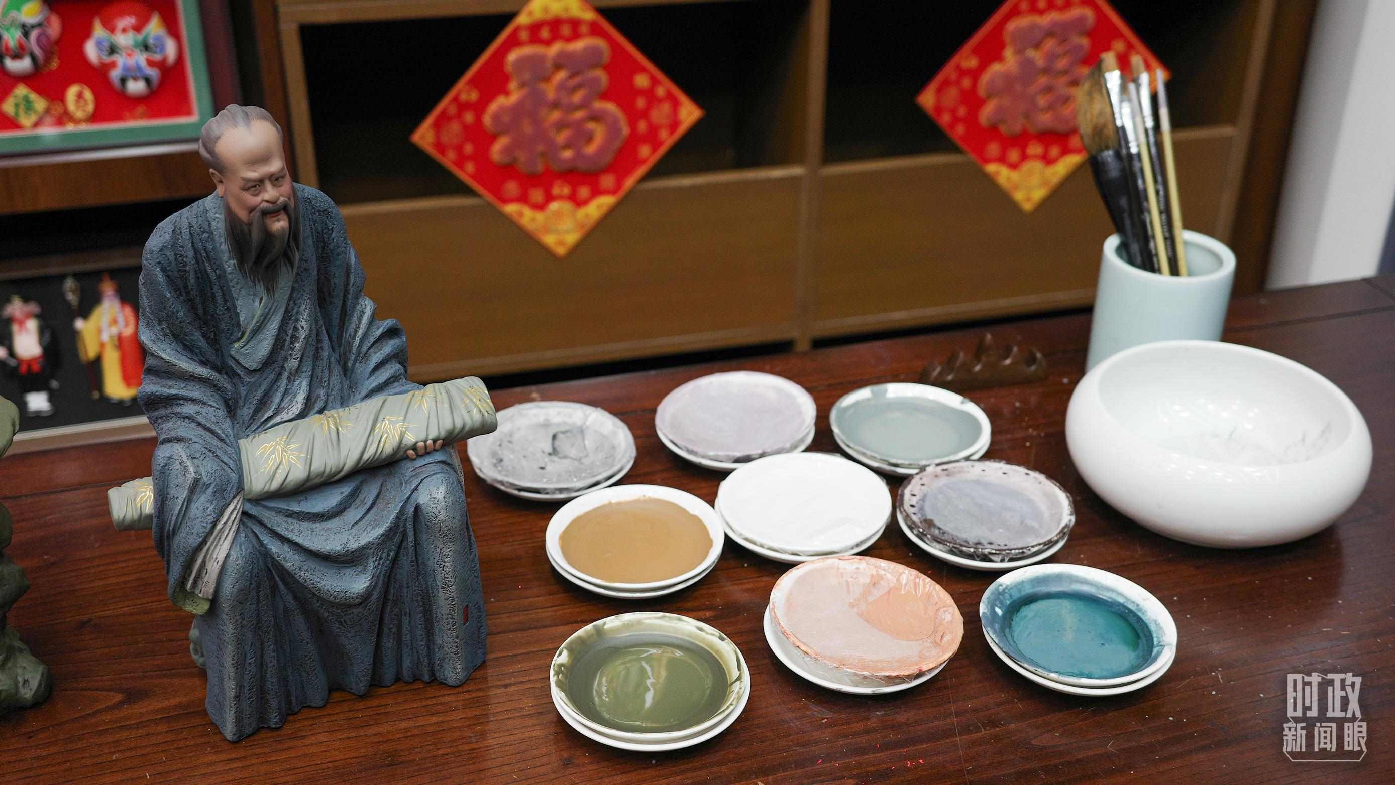 △天津古文化街，泥人張店鋪的上色顏料展示。（總臺央視記者覃思拍攝）
