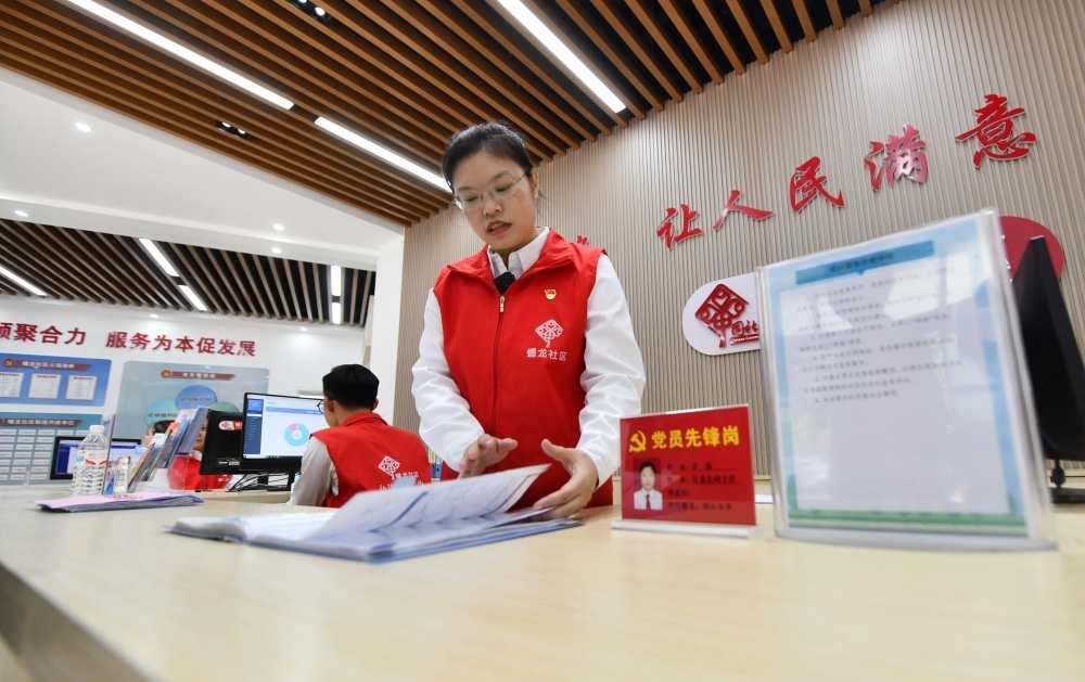 △2023年12月14日，廣西南寧市蟠龍社區(qū)，工作人員在為居民服務。