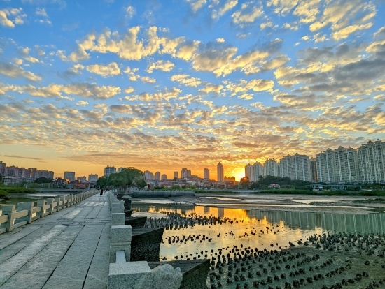 夕陽(yáng)余暉下的洛陽(yáng)橋（局部）。受訪者供圖