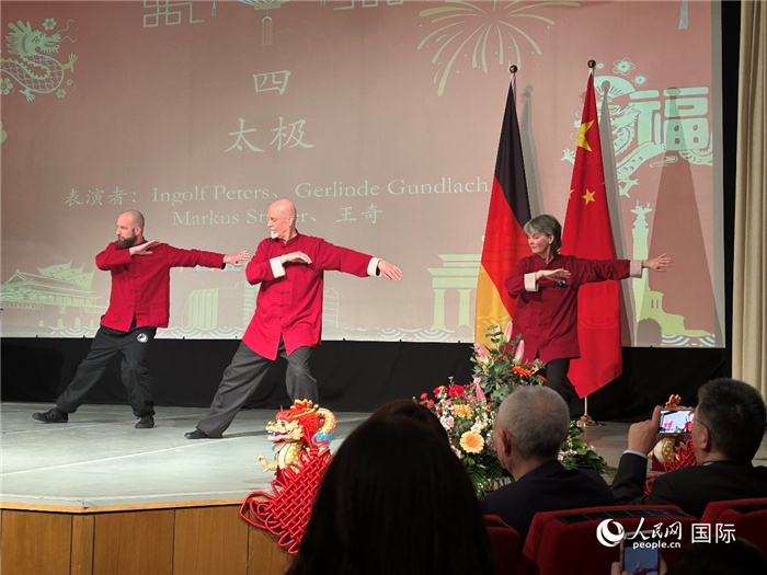太極，表演者：Ingolf Peters、Gerlinde Gundlach、Markus Stüber