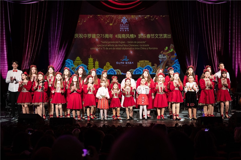 圖為羅小快板兒童合唱團(tuán)在演唱中文歌曲。 中國(guó)駐羅大使館文化處供圖。