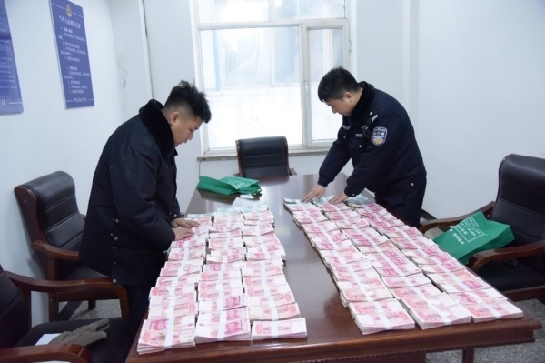 民警清點(diǎn)涉案資金。磐石市公安局供圖
