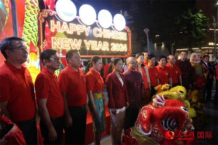 中泰嘉賓在曼谷唐人街耀華力路合影。 人民網(wǎng)記者 張矜若攝