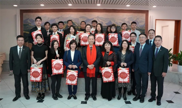 中國駐瑞典大使館崔愛民與留學(xué)生代表和華校負(fù)責(zé)人合影。 中國駐瑞典大使館供圖