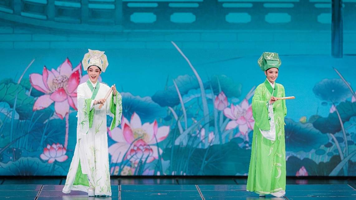 青年越劇演員陳麗君、李云霄彩排現(xiàn)場(chǎng)。主辦方供圖