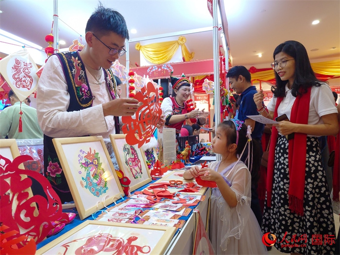 活動(dòng)現(xiàn)場(chǎng)的剪紙展示。人民網(wǎng)記者 謝佳君攝