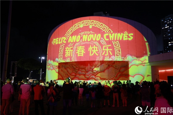 林度夫人公園內(nèi)劇院的外墻上投影出中國文化元素燈光秀。人民網(wǎng)記者 陳海琪攝
