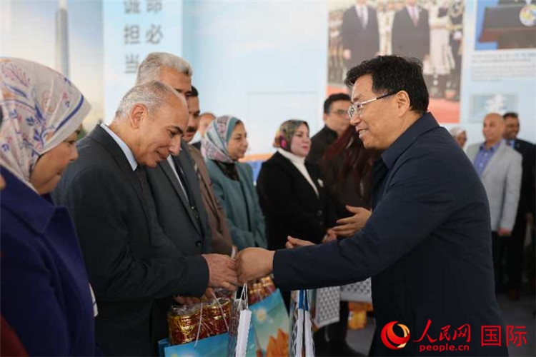 中建埃及分公司董事長(zhǎng)常偉才為埃及師生發(fā)放新年禮包。人民網(wǎng)記者 黃培昭攝