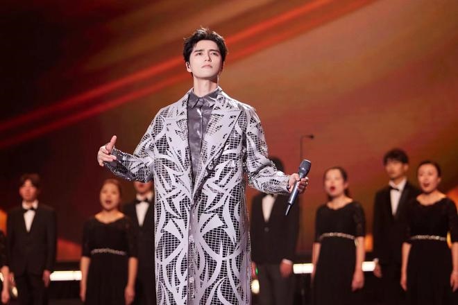 演員李建義、許魏洲和歌手等的音樂秀《有種浪漫叫中國航天》