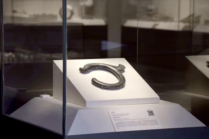 中國(guó)國(guó)家博物館內(nèi)展出的C形玉龍。