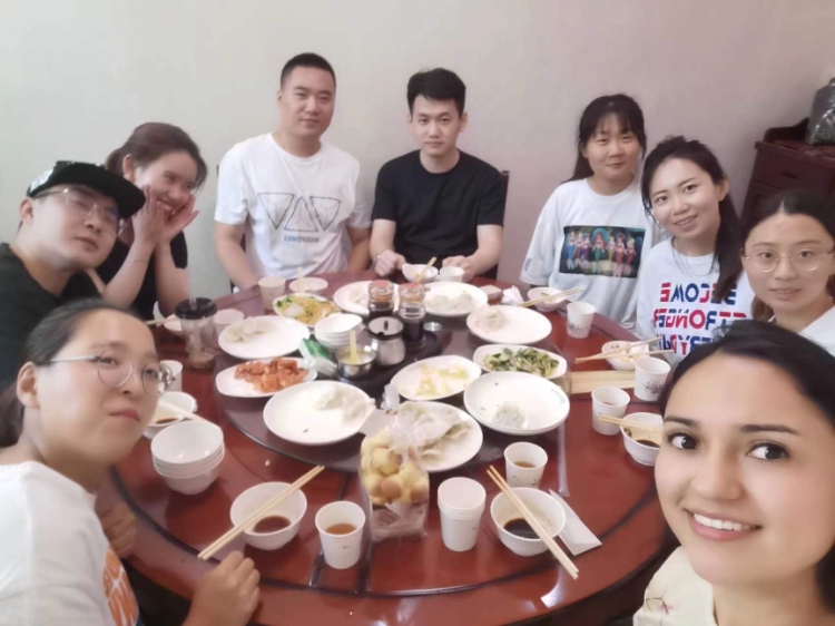 保拉與中國朋友在一起。圖片由受訪者提供