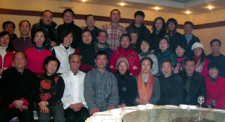 2018年，卡洛斯（二排中間）和武術(shù)學(xué)校的老師同學(xué)一起過春節(jié)。圖片由受訪者提供
