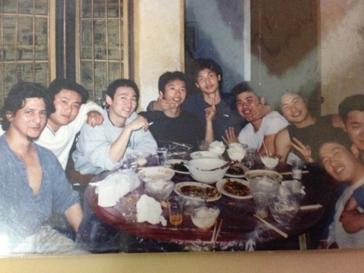 2007 年，卡洛斯·卡斯蒂略（左一）和他的中國朋友在武漢慶祝春節(jié)。圖片由受訪者提供