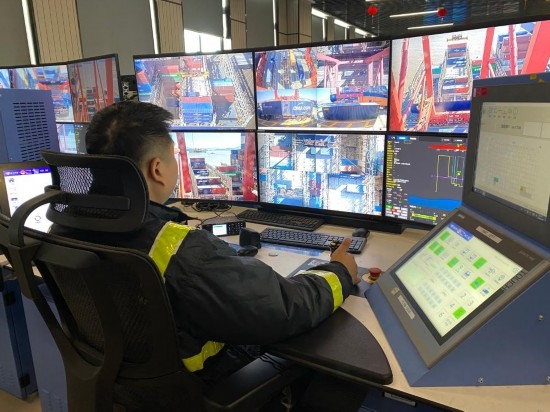 圖為寧波舟山港梅山港區(qū)遠控操作室內(nèi)，橋吊司機在遠程控制橋吊裝卸。新華社記者魏一駿 攝