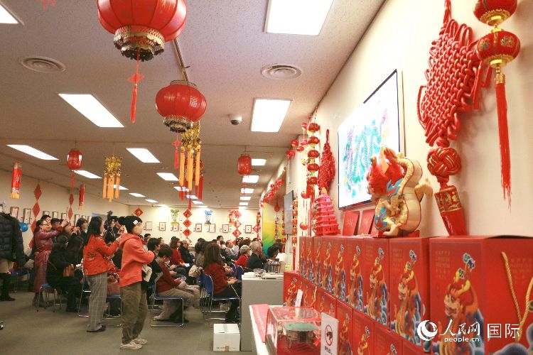現(xiàn)場洋溢著濃郁的新春氛圍。人民網(wǎng) 許可攝