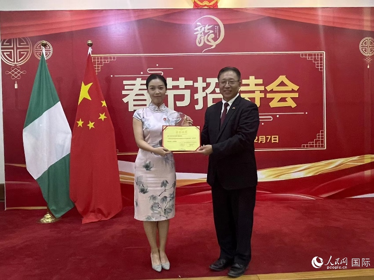 中國(guó)駐尼日利亞大使崔建春（右）為尼日利亞中國(guó)礦業(yè)聯(lián)合會(huì)頒獎(jiǎng)。人民網(wǎng)記者 姜宣攝