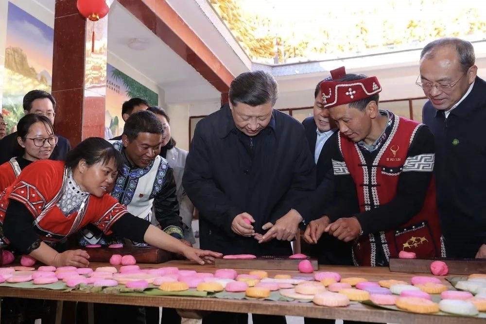 2020年1月19日，習(xí)近平總書記在云南省騰沖市清水鄉(xiāng)三家村中寨司莫拉佤族村，同村民李發(fā)順一家制作當(dāng)?shù)毓?jié)日傳統(tǒng)食品大米粑粑。新華社記者 鞠鵬 攝
