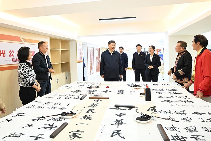 △2023年12月14日，習近平總書記在廣西南寧市良慶區(qū)蟠龍社區(qū)黨群服務中心文體活動室同社區(qū)居民親切交流。