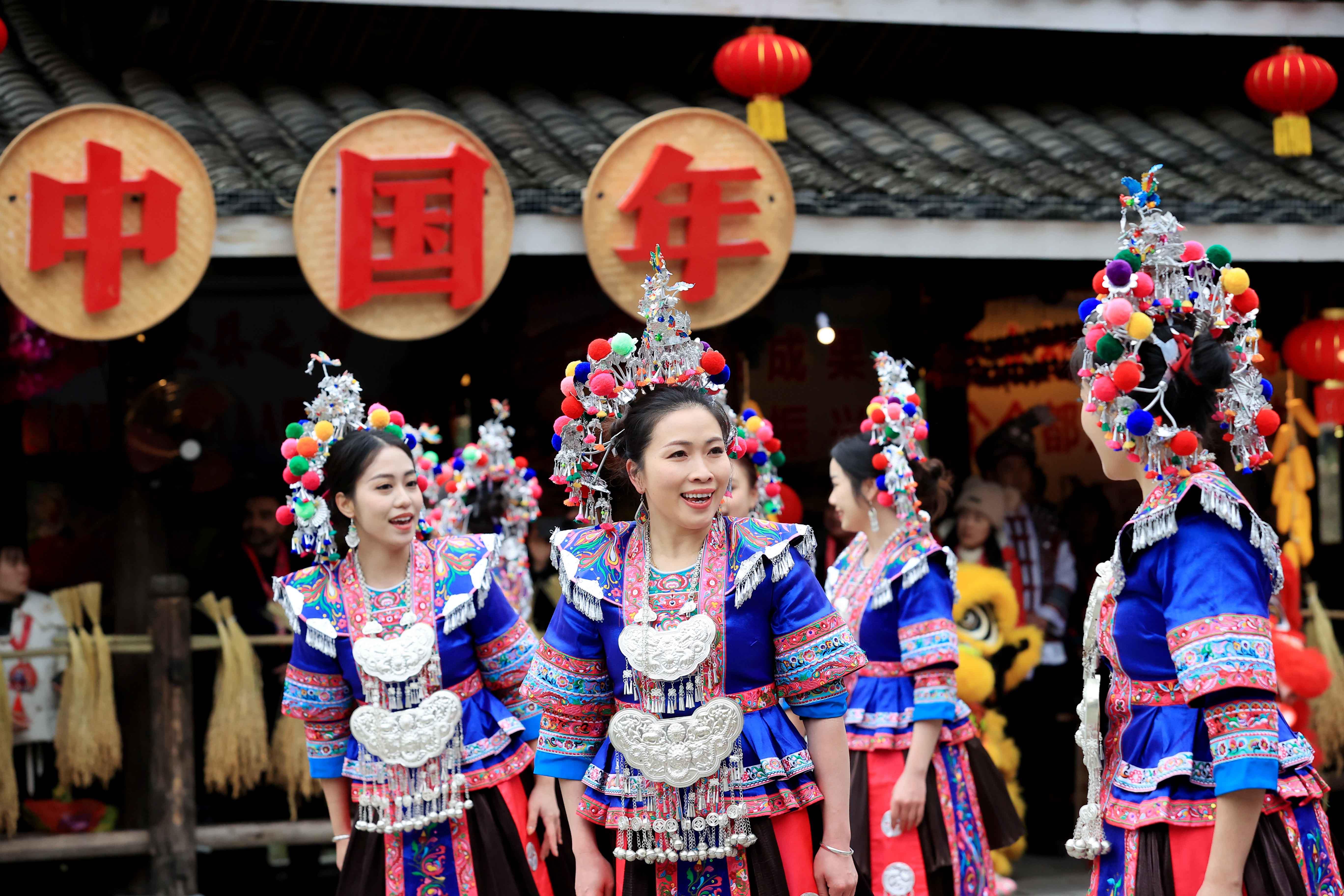 △2024年2月3日，在廣西柳州三江侗族自治縣林溪鎮(zhèn)程陽八寨景區(qū)，“村晚”紅紅火火進行。