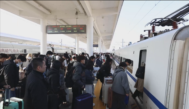 景德鎮(zhèn)北站的旅客陸續(xù)登上回家的列車。中國鐵路南昌局供圖