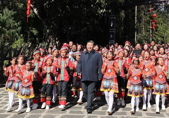 △2020年1月19日，習近平總書記來到云南騰沖市清水鄉(xiāng)三家村中寨司莫拉佤族村看望鄉(xiāng)親們。告別時，鄉(xiāng)親們唱著《阿佤人民唱新歌》，簇擁著總書記走出村口，歌聲笑聲在村寨久久回蕩。