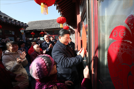 2019年2月1日上午，習(xí)近平總書記在前門東區(qū)草廠四條胡同32號院，高興地拿起一幅“?！弊郑H自貼到門上，給這里的老街坊們拜年。新華社記者鞠鵬攝