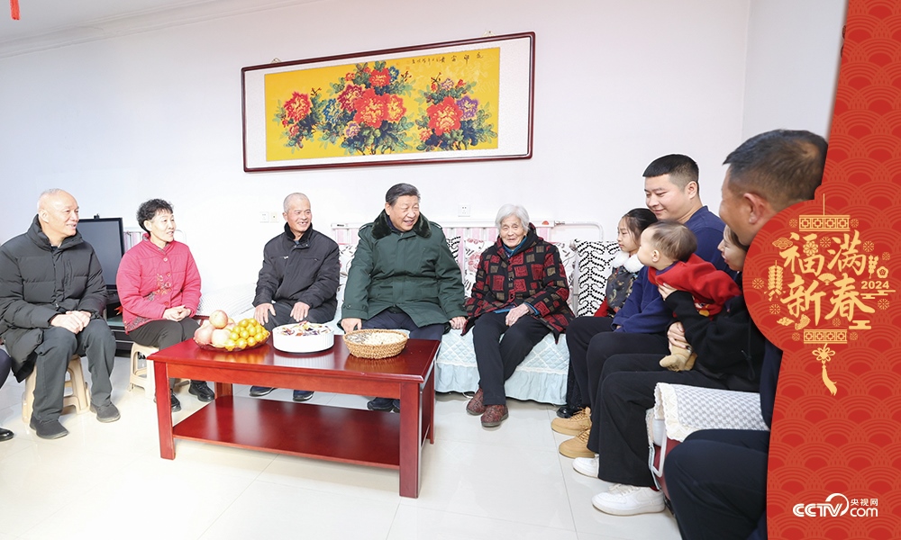 2024年2月1日，習(xí)近平總書記在天津市西青區(qū)辛口鎮(zhèn)第六埠村考察時(shí)，同村民杜洪剛一家人親切拉家常。