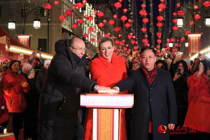 張漢暉、扎哈羅娃、科茲洛夫（從右至左）共同按下活動啟動按鈕。于子恒攝