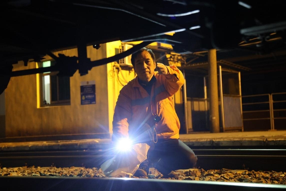 凌晨2點(diǎn)，李金饒正在檢查關(guān)門(mén)車(chē)。陸佳駿攝