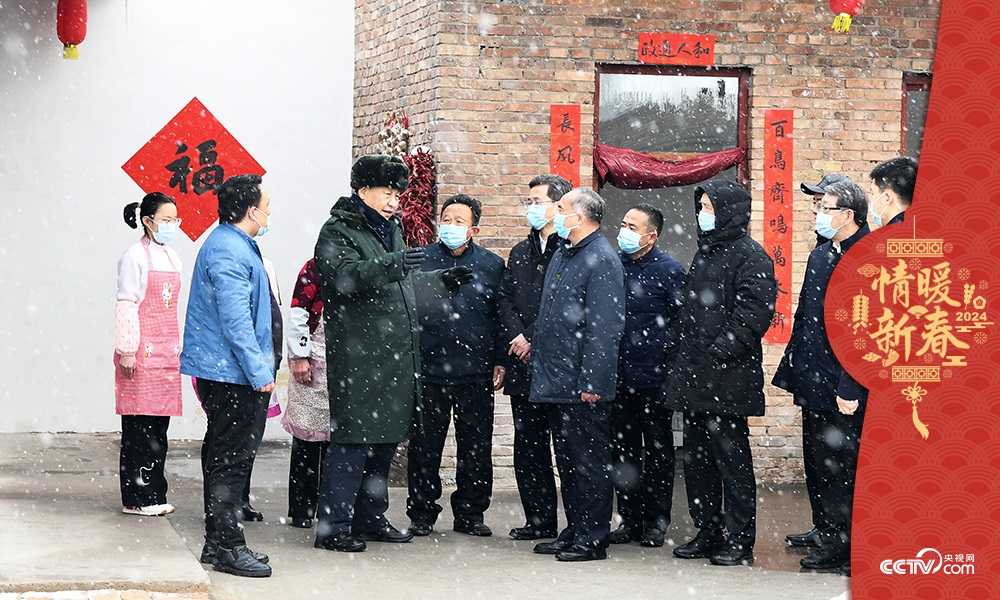 2022年1月26日，習近平總書記在山西馮南垣村受災村民師紅兵家看望。