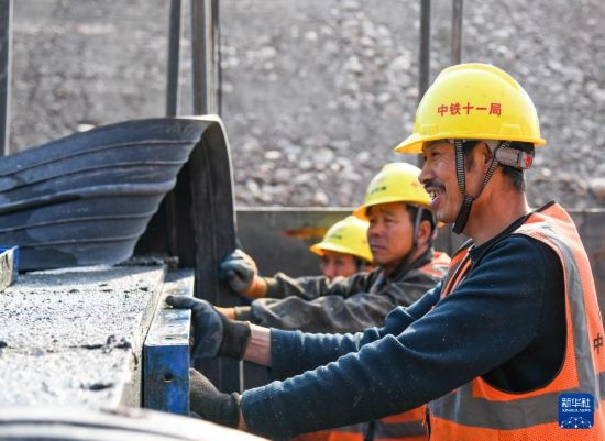 2月13日，在四川省通江縣青峪口水庫(kù)建設(shè)現(xiàn)場(chǎng)，中鐵十一局的工人正在進(jìn)行混凝土縱向圍堰施工。