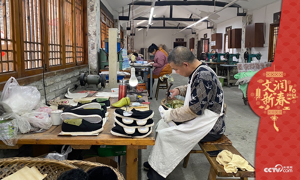 唐昌布鞋坊內(nèi)的工人正在趕制布鞋。王凡攝