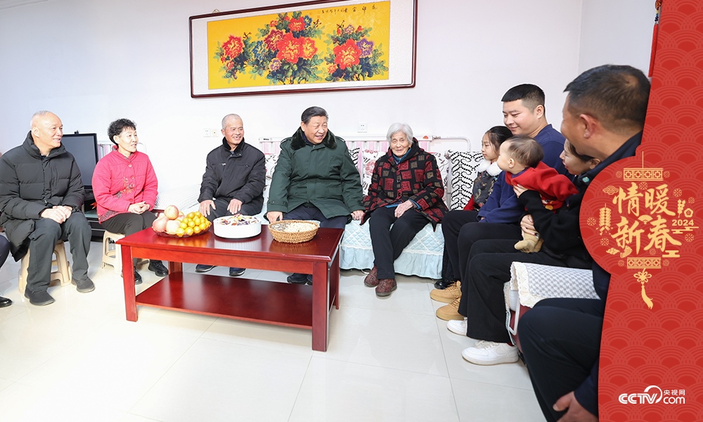 2024年2月1日，習近平總書記在天津第六埠村考察時，同村民杜洪剛一家人親切拉家常。