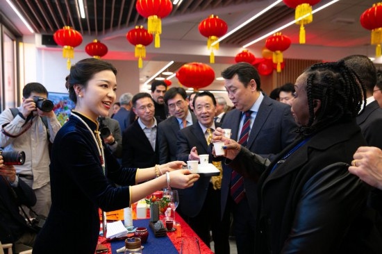 2月2日，人們在位于意大利羅馬的聯(lián)合國糧農(nóng)組織總部體驗中國茶藝。新華社記者李京攝