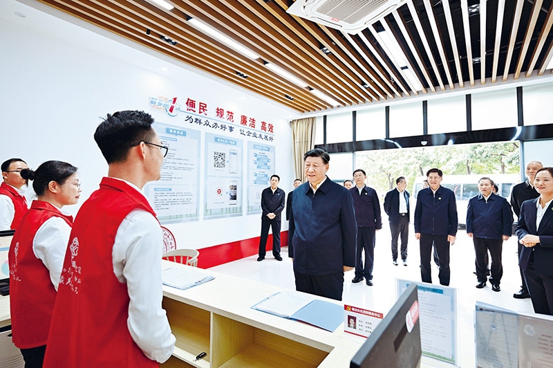 2023年12月14日至15日，中共中央總書記、國家主席、中央軍委主席習(xí)近平在廣西考察。這是14日上午，習(xí)近平在南寧市良慶區(qū)蟠龍社區(qū)黨群服務(wù)中心考察。 新華社記者 燕雁/攝