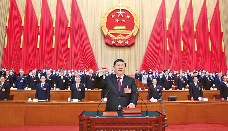 2023年3月10日，十四屆全國人大一次會(huì)議在北京人民大會(huì)堂舉行第三次全體會(huì)議。習(xí)近平全票當(dāng)選中華人民共和國主席、中華人民共和國中央軍事委員會(huì)主席。這是習(xí)近平進(jìn)行憲法宣誓。 新華社記者 鞠鵬/攝