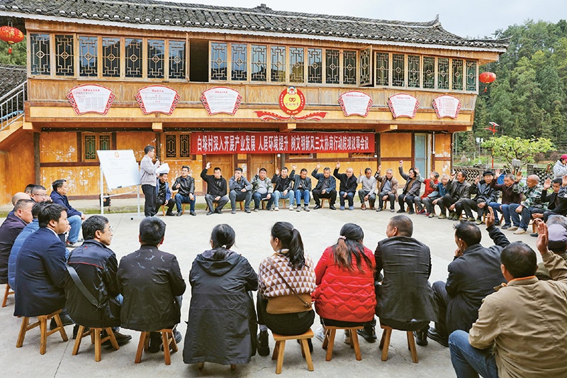 圖為2023年4月6日，貴州省黔東南苗族侗族自治州施秉縣白垛鄉(xiāng)白垛村村民在討論產(chǎn)業(yè)發(fā)展、人居環(huán)境提升、鄉(xiāng)村文明建設(shè)相關(guān)事宜。 人民圖片 磨桂賓/攝
